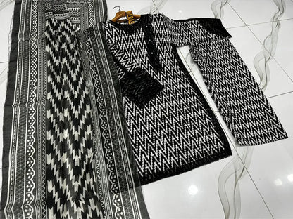 3 Pcs Women's Stitched Dobby Lawn Printed Suit